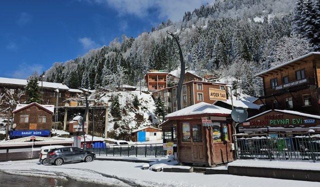 Ayder Yaylası'na nisanda kar yağdı