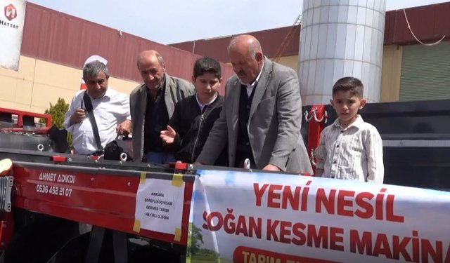 Çorum'da fuarda sergilenen 'Soğan Hasadı Makinesi' ilgi gördü