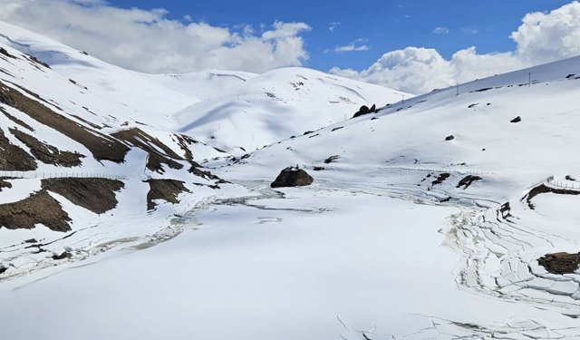 Doğu Karadeniz'de nisan ayında kar yağdı