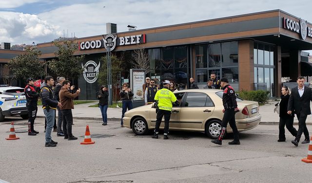 Gazetecilerden, polislere uygulama noktasında kutlama