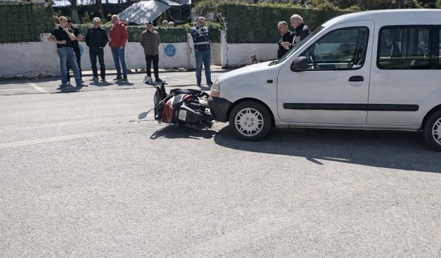 Hafif ticari aracın çarptığı motosiklet sürücüsü yaralandı