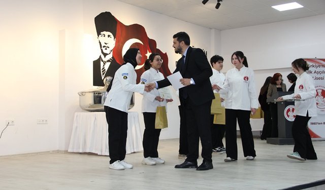 Mezun olan aşçılık öğrencileri, kepçelerini alt sınıftakilere teslim etti