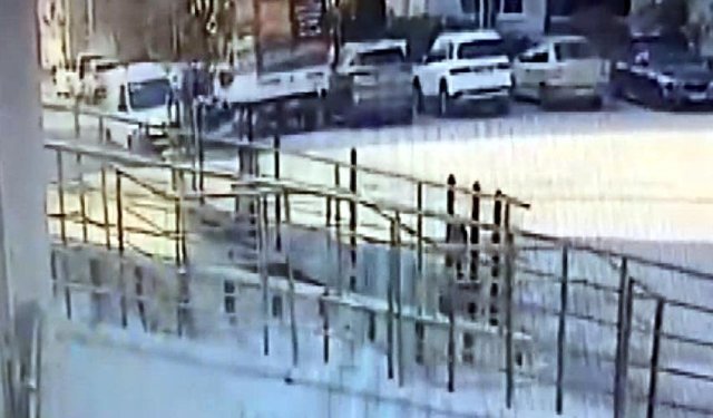 Motosiklet hafif ticari araca çarptı; o anlar kamerada