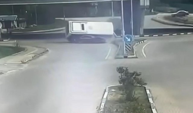 Öğrencileri taşıyan halk otobüsü, otomobilin üzerine devrildi: 46 yaralı (2)