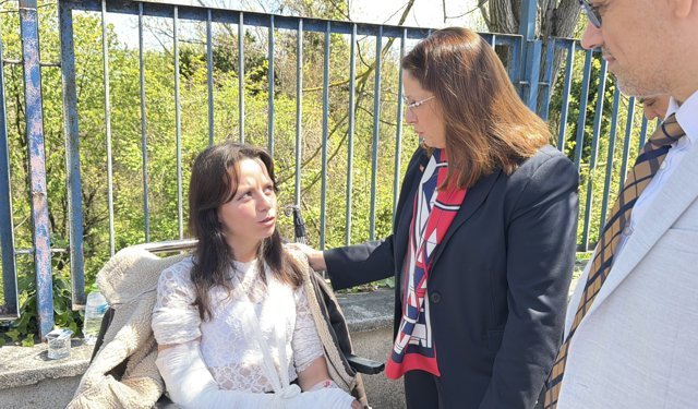 Öğrencileri taşıyan otobüs, otomobilin üzerine devrildi: 46 yaralı (3)