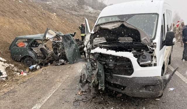 Öğretmenleri taşıyan servis minibüsü ile otomobil çarpıştı: 1 ölü, 9 yaralı
