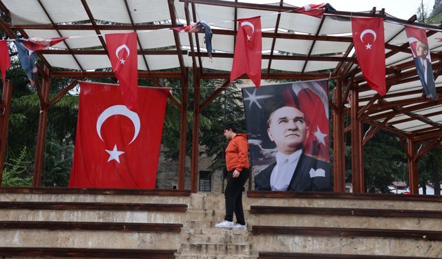 Ortaokul öğrencisi Çınar bayrakları tek tek düzelti, o anlar cep telefonu kamerasında