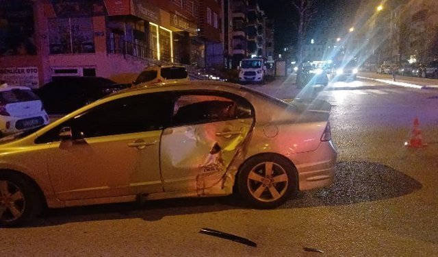 Otomobil ile motosiklet çarpıştı: 1 ağır yaralı