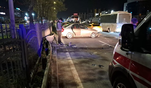 Otomobil refüjdeki bariyerlere çarptı: 2 yaralı