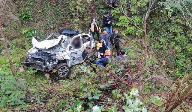 Otomobil uçuruma yuvarlandı; baba ve kızı hayatını kaybetti