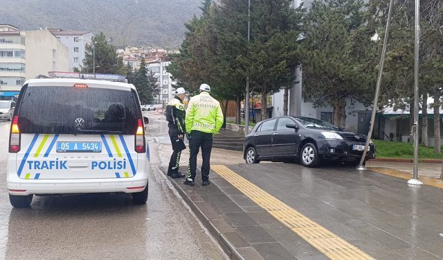 Otomobilin elektrik direğine çarptığı kaza kamerada