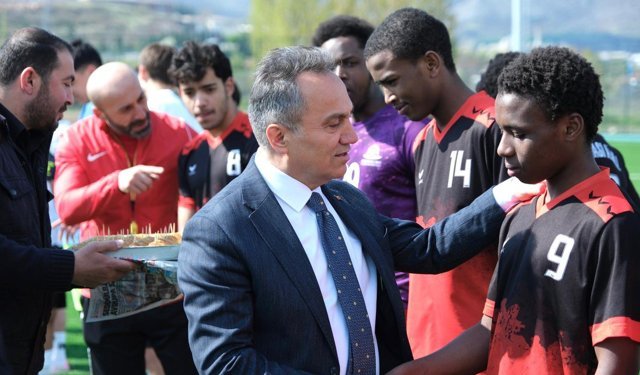 Rektör Yılmaz'dan Filistin'e destek turnuvasına katılım