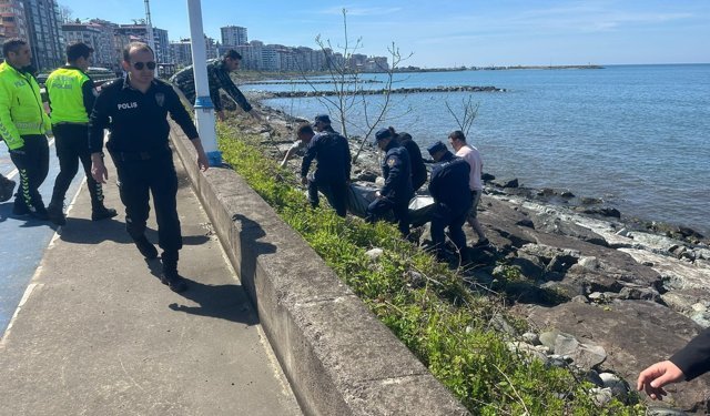 Rize'de sahilde erkek cesedi bulundu (2)