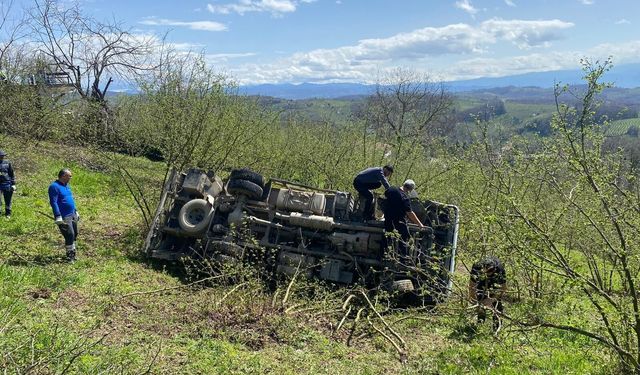 Şoförünün kalp krizi geçirdiği kamyonet, fındık bahçesine devrildi