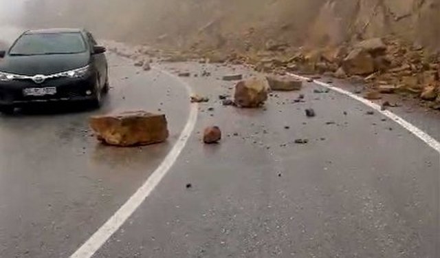Tokat'ta yağış sonrası kaya parçaları yola yuvarlandı