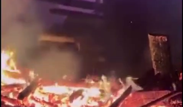 Yıldırım düştü, ahır yandı