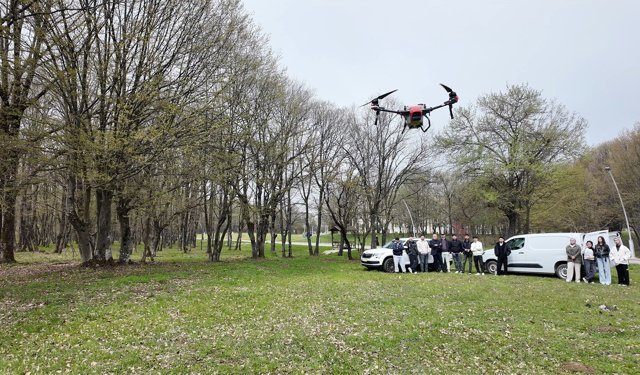 Zirai dron kullanan öğrenciden, üniversitede arkadaşlarına uygulamalı ilaçlama ve gübreleme eğitimi