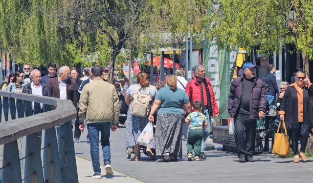 Zonguldak'ta güneşli havanın keyfini sahilde çıkardılar