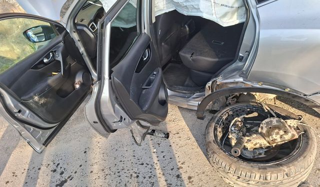 Alkollü otomobil, sürücüsü duran otomobile çarptı: 5 yaralı