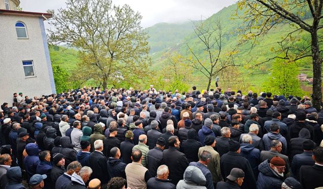 Aynı gün hayatını kaybeden anne ve oğlu toprağa verildi