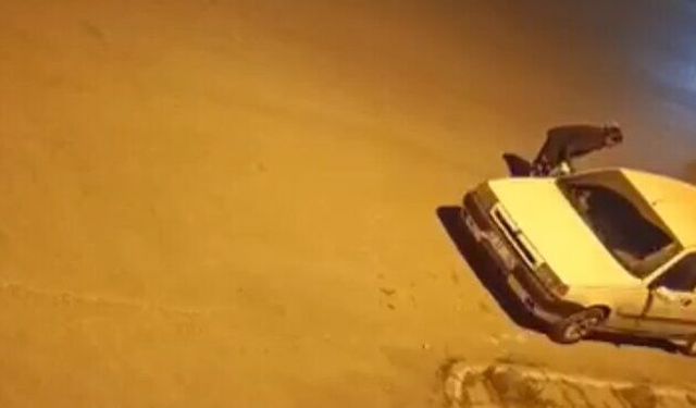 Balkonda otururken otomobiline giren hırsızı fark edip, yakaladı