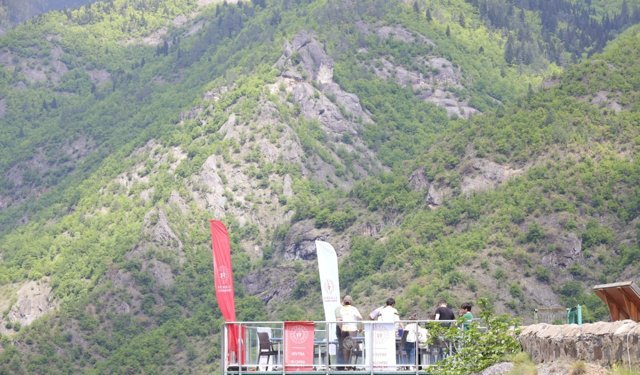 Cam terasta satranç turnuvası