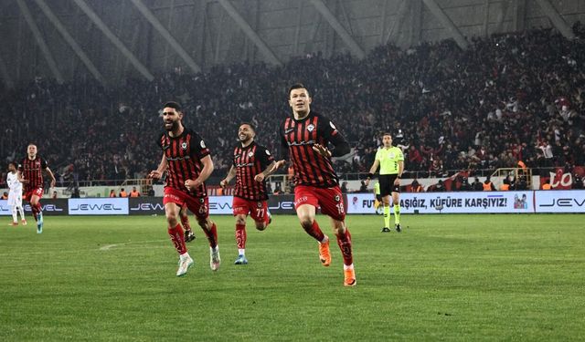 Çorum FK'da taraftarlar takım otobüsünün önünü kesip meşalelerle finali kutladı