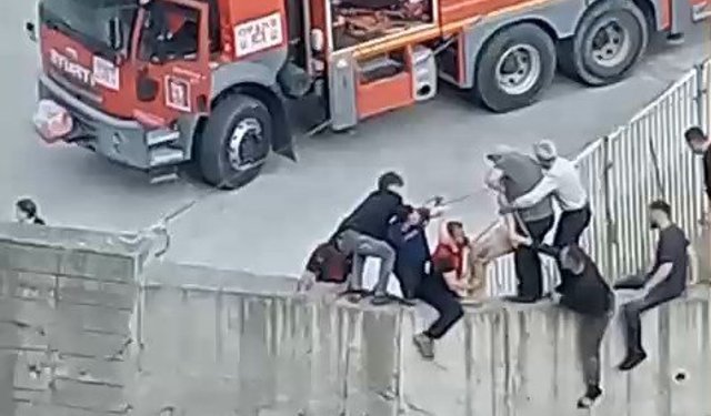 Dereye düşen çocuk iple kurtarıldı