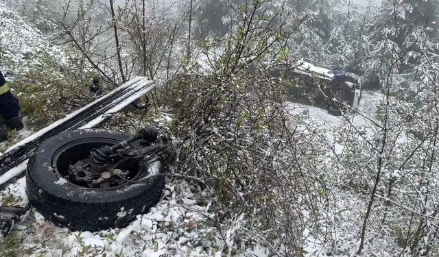 Elektrik arıza ekibinin aracı şarampole devrildi: 3 yaralı