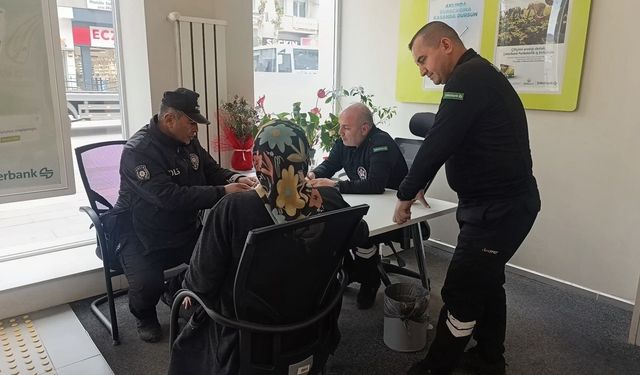 Emekliyi, dolandırılmaktan güvenlik görevlileri ve polisler kurtardı
