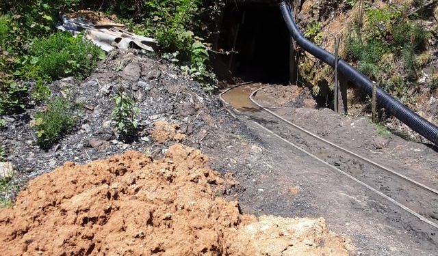 Kaçak ocaktaki göçükte ölen emekli madenci, toprağa verildi