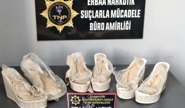 Kadın ayakkabısına gizlenmiş 1,6 kilo eroin ele geçirildi
