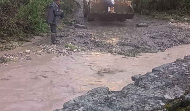 Karabük'te sağanak etkili oldu; mahsur kalan 3 kişi kurtarıldı