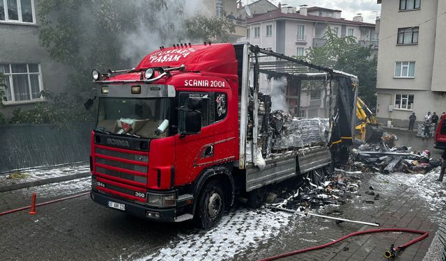 Kastamonu'da kargo yüklü kamyonun kasası yandı