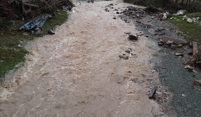 Kastamonu'da sağanak yağış hayatı olumsuz etkiledi