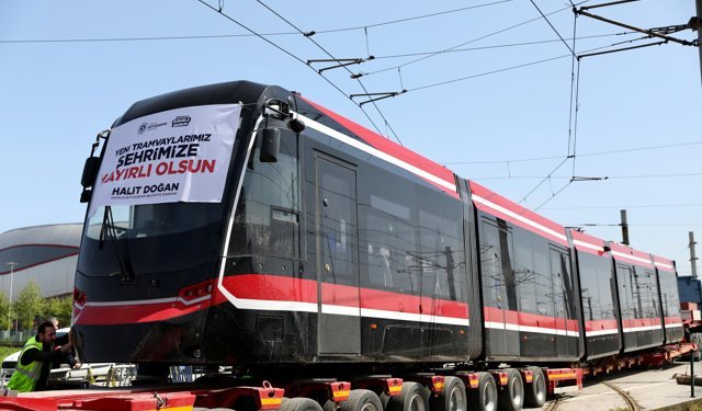 Kent içi ulaşımda 12 yeni tramvaydan ilki Samsun'a getirildi