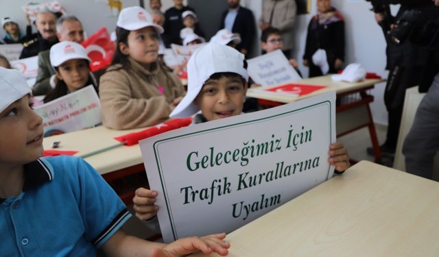'Kırmızı düdük' etkinliğinde protokol yaya oldu