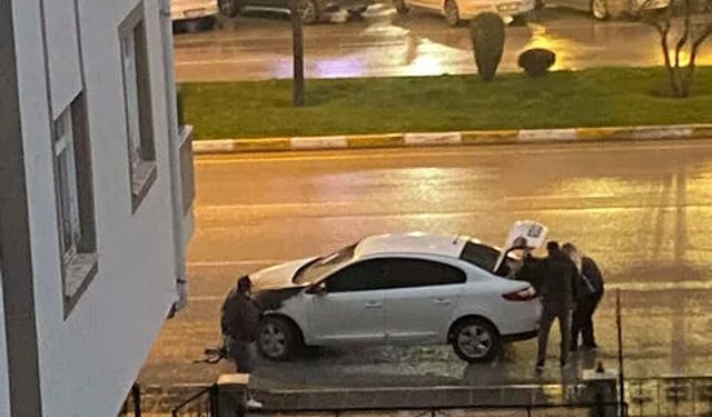 Mahalle sakinleri otomobili iterek alevlerden uzaklaştırmaya çalıştı