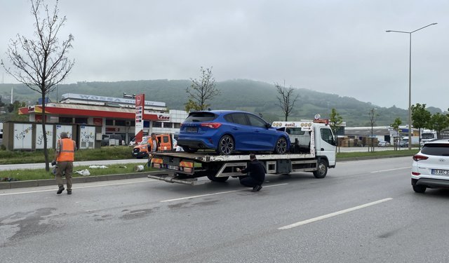 Minibüsten inip yolun karşısına geçerken otomobilin çarptığı kadın, öldü