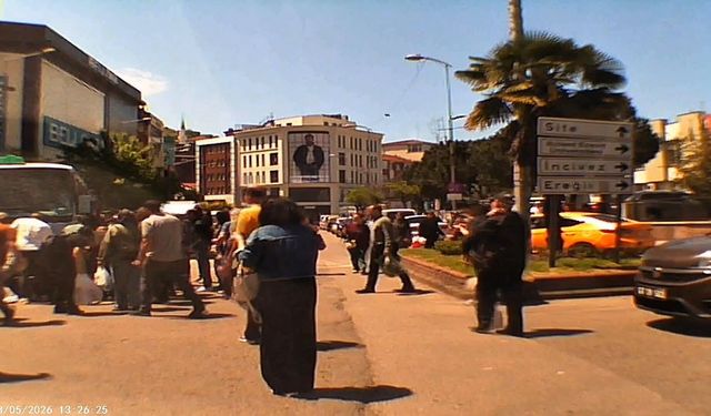 Minibüsün çarptığı kadın yaralandı; kaza kamerada