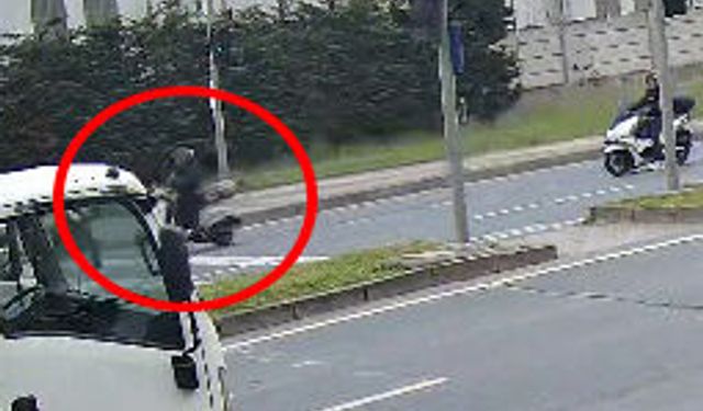 Motosikletin yayaya çarpması sonucu 2 kişi yaralandı; kaza anı kamerada