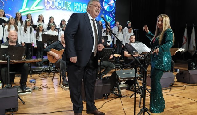 Okul müdürünün çocuk korosuyla söylediği şarkı milyonlarca izlendi