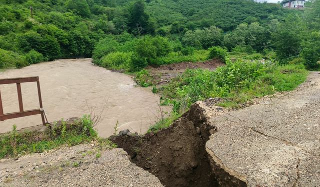 Ordu'da sağanak sonrası köprünün bir bölümü çöktü