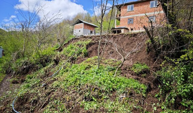 Ordu'da yaşanan heyelan nedeniyle yollarda çökme oluştu