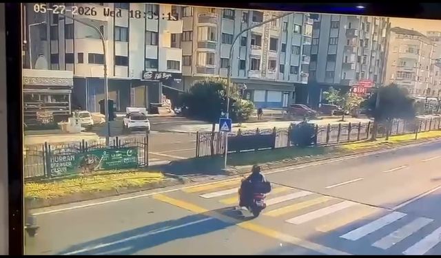 Otomobil yaya geçidinde motosiklete çarptı: kaza kamerada