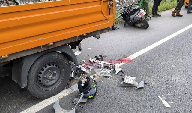 Park halindeki kamyonete çarpan motosikletin sürücüsü öldü