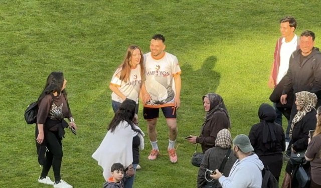 Şampiyonluk kutlamalarında futbolcudan sürpriz evlilik teklifi