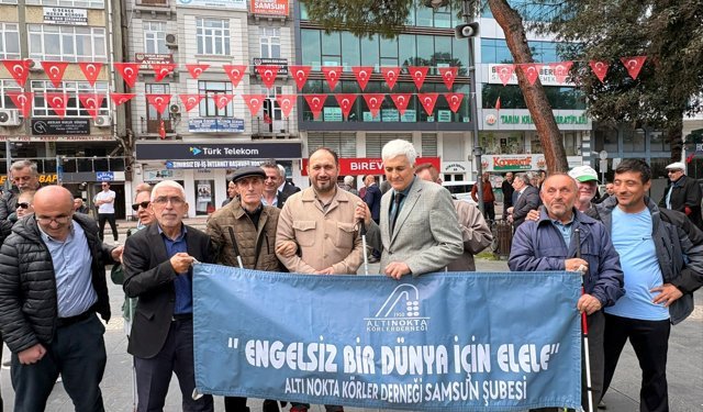 Samsun'da Engelliler Haftası kapsamında Atatürk Anıtı'na çelenk bırakıldı