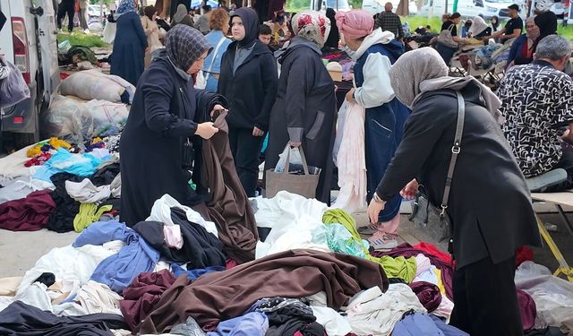 Semt pazarında kendi bestelerini seslendirip satış yapıyor