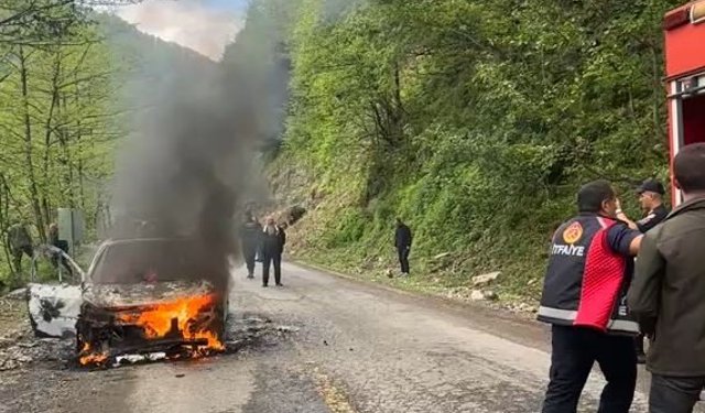 Seyir halindeki otomobilin alev topuna dediği anlar kamerada